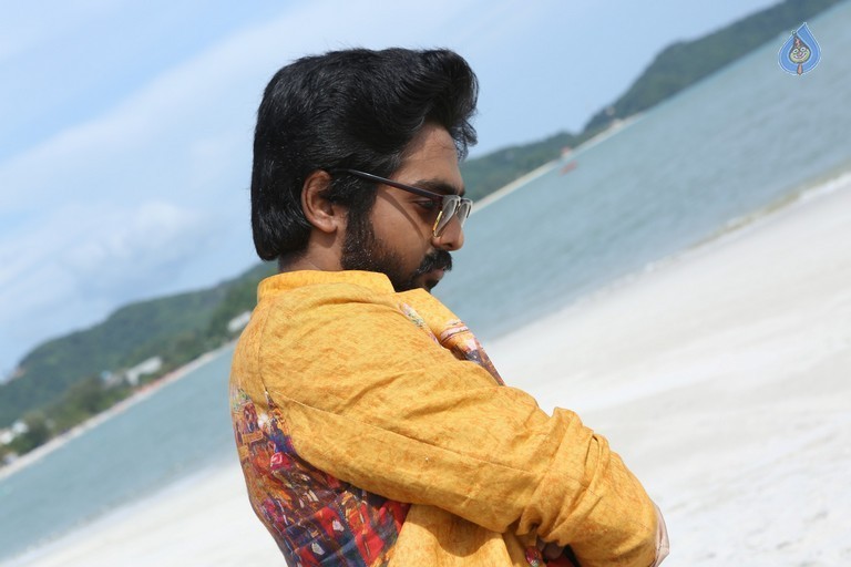 Kadavul Irukan Kumaru Tamil Film Photos - 9 / 15 photos