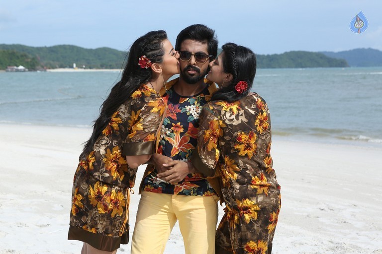Kadavul Irukan Kumaru Tamil Film Photos - 10 / 15 photos
