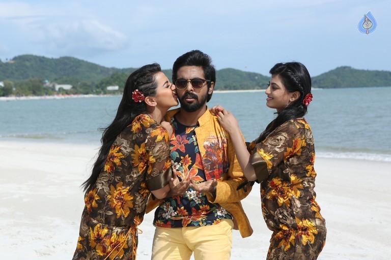 Kadavul Irukan Kumaru Tamil Film Photos - 12 / 15 photos