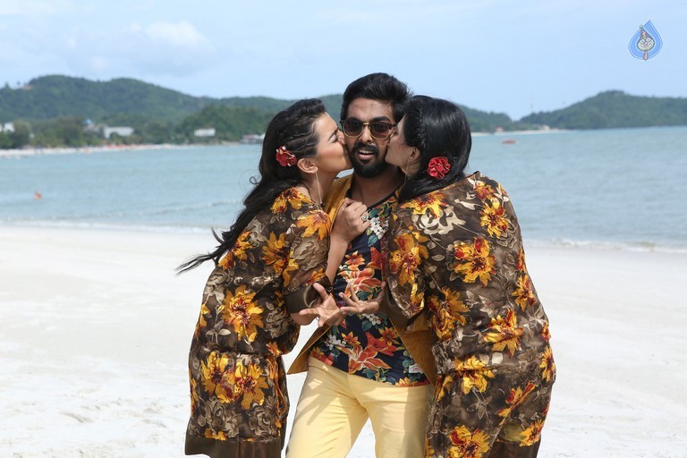 Kadavul Irukan Kumaru Tamil Film Photos - 14 / 15 photos