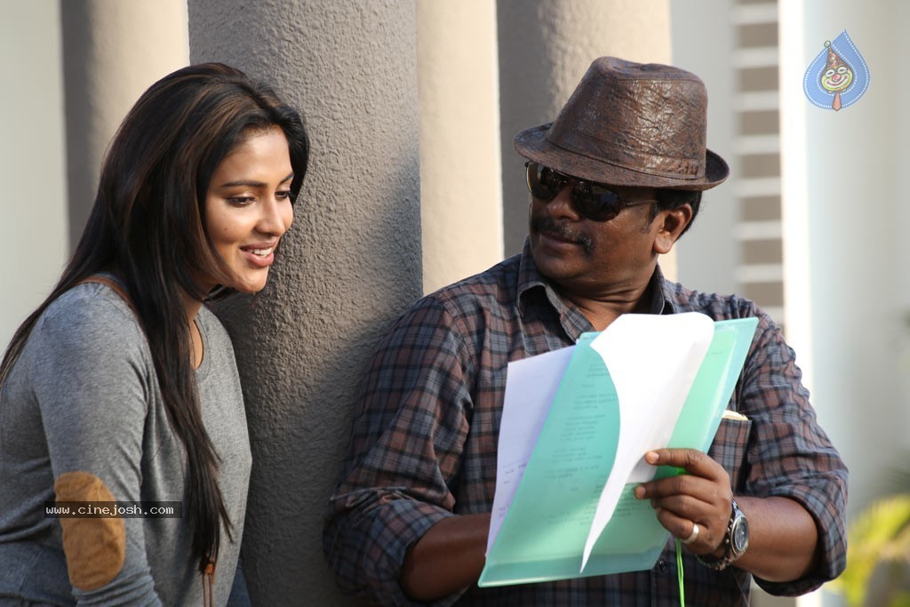 Kadhai Thiraikadhai Vasanam Iyakkam Tamil Movie Stills - 11 / 116 photos