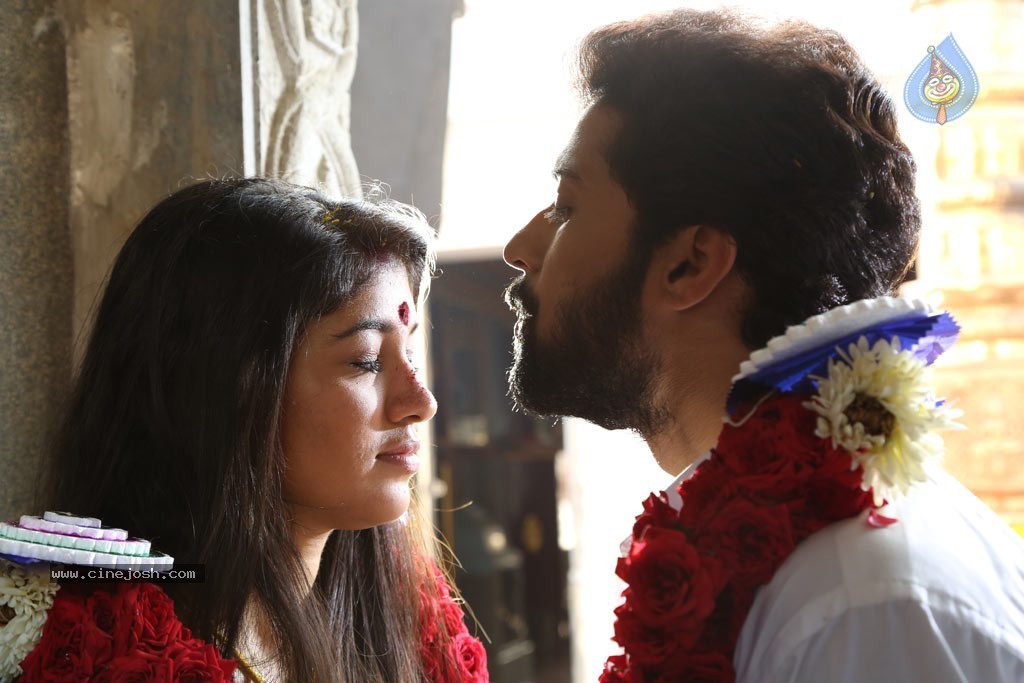 Kadhai Thiraikadhai Vasanam Iyakkam Tamil Movie Stills - 110 / 116 photos
