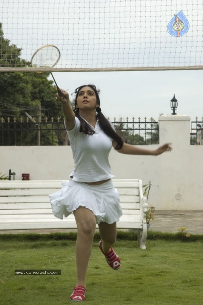 Kadhal Pisase Tamil Movie Hot Stills - 5 / 94 photos