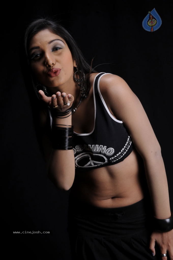 Kadhal Pisase Tamil Movie Hot Stills - 7 / 94 photos