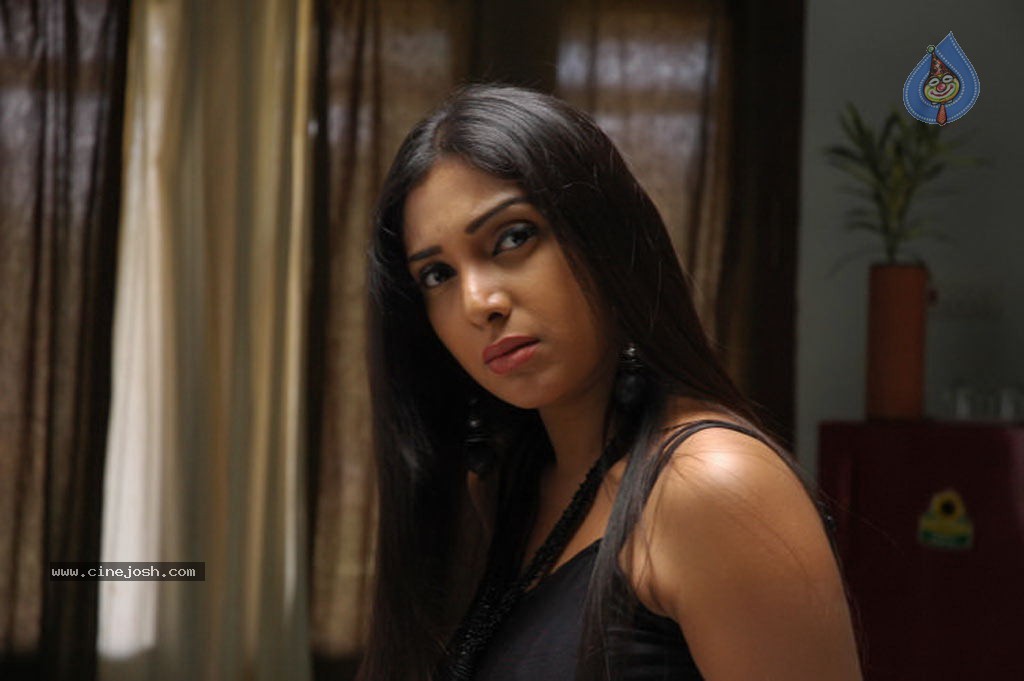 Kadhal Pisase Tamil Movie Hot Stills - 16 / 94 photos