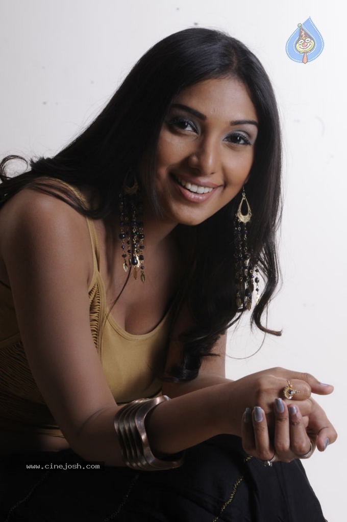 Kadhal Pisase Tamil Movie Hot Stills - 24 / 94 photos