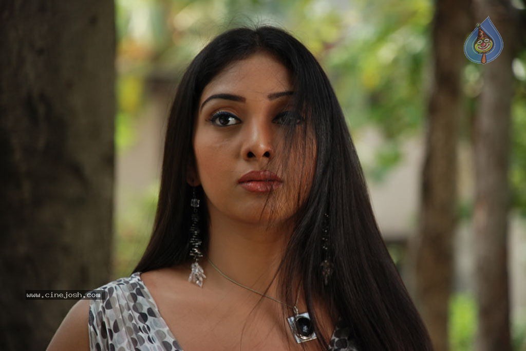 Kadhal Pisase Tamil Movie Hot Stills - 29 / 94 photos