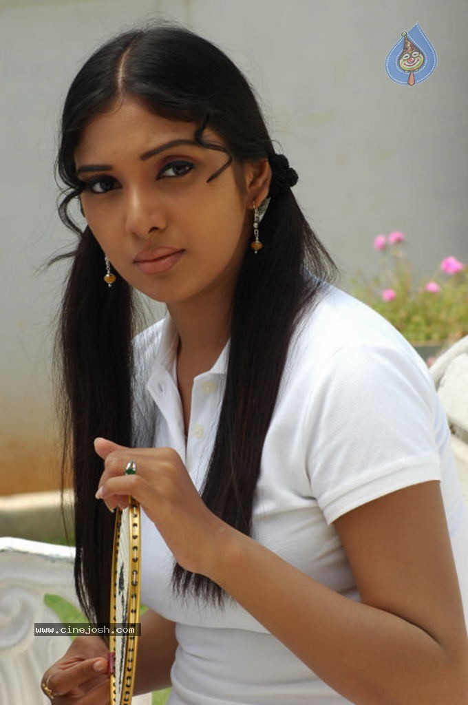 Kadhal Pisase Tamil Movie Hot Stills - 33 / 94 photos