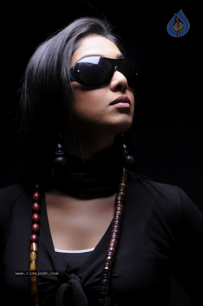 Kadhal Pisase Tamil Movie Hot Stills - 51 / 94 photos