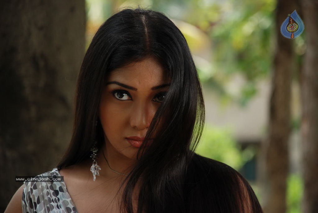 Kadhal Pisase Tamil Movie Hot Stills - 60 / 94 photos