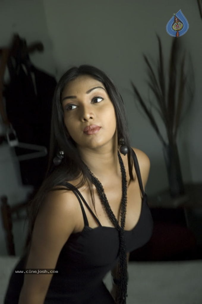 Kadhal Pisase Tamil Movie Hot Stills - 65 / 94 photos