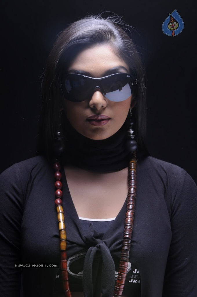 Kadhal Pisase Tamil Movie Hot Stills - 66 / 94 photos