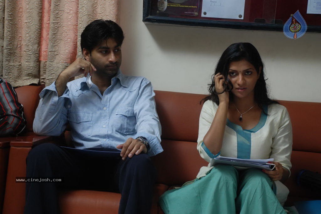 Kadhal Pisase Tamil Movie Hot Stills - 69 / 94 photos