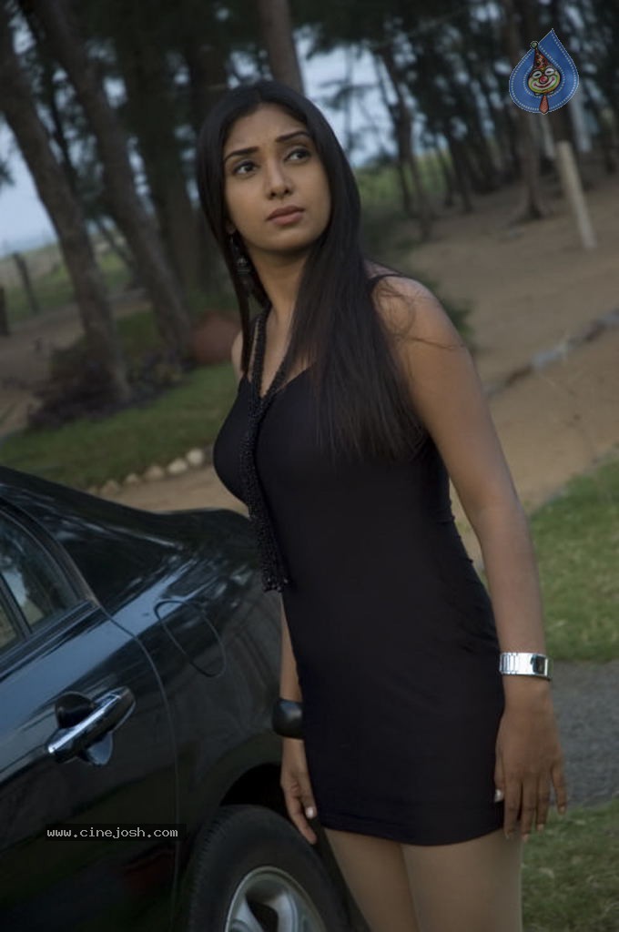 Kadhal Pisase Tamil Movie Hot Stills - 72 / 94 photos