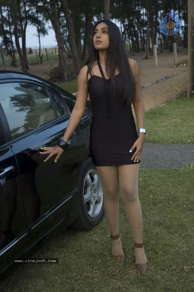 Kadhal Pisase Tamil Movie Hot Stills - 80 / 94 photos