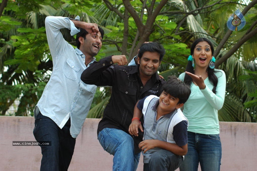 Kadhal Pisase Tamil Movie Hot Stills - 81 / 94 photos