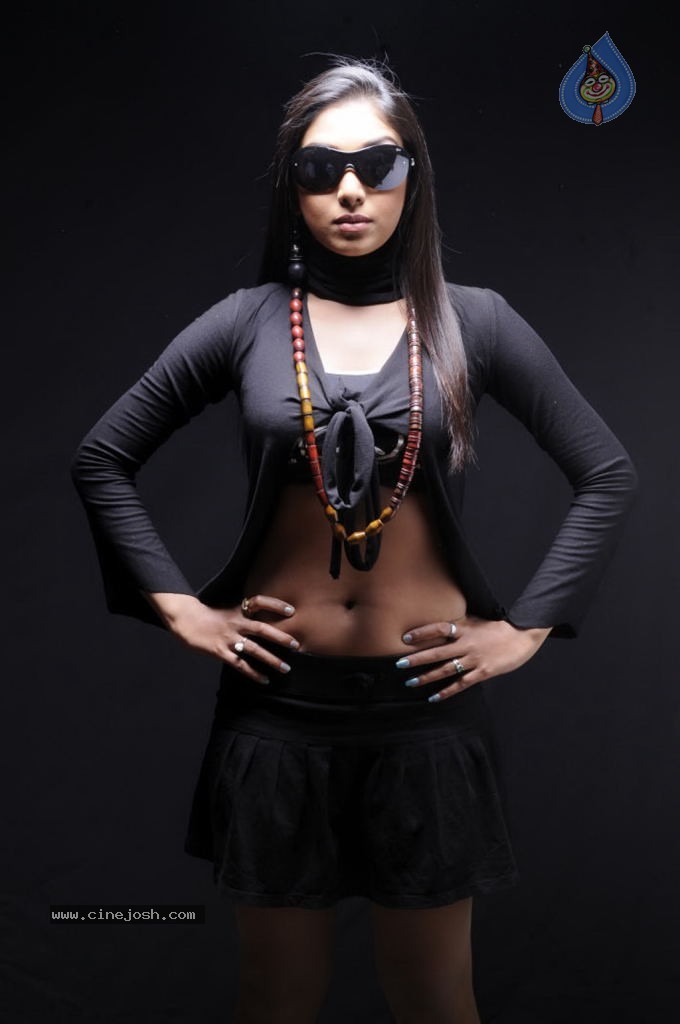 Kadhal Pisase Tamil Movie Hot Stills - 84 / 94 photos