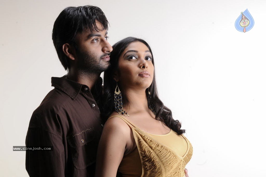 Kadhal Pisase Tamil Movie Hot Stills - 87 / 94 photos
