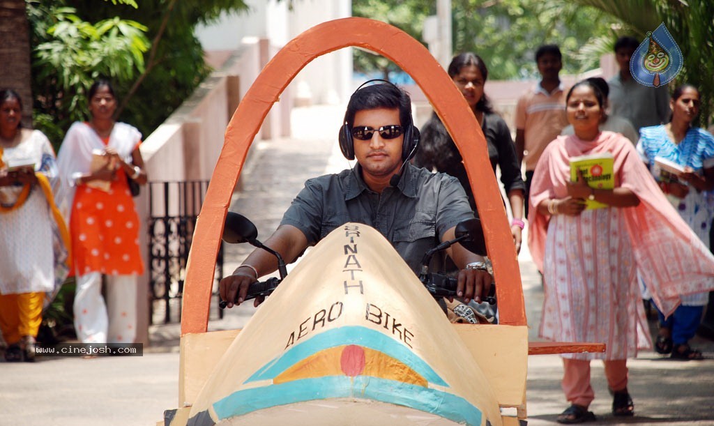 Kadhal Pisase Tamil Movie New Stills - 25 / 94 photos