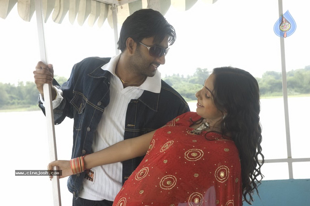 Kadhal Pisase Tamil Movie New Stills - 30 / 94 photos