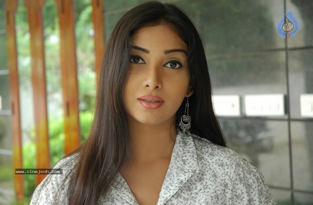 Kadhal Pisase Tamil Movie New Stills - 32 / 94 photos