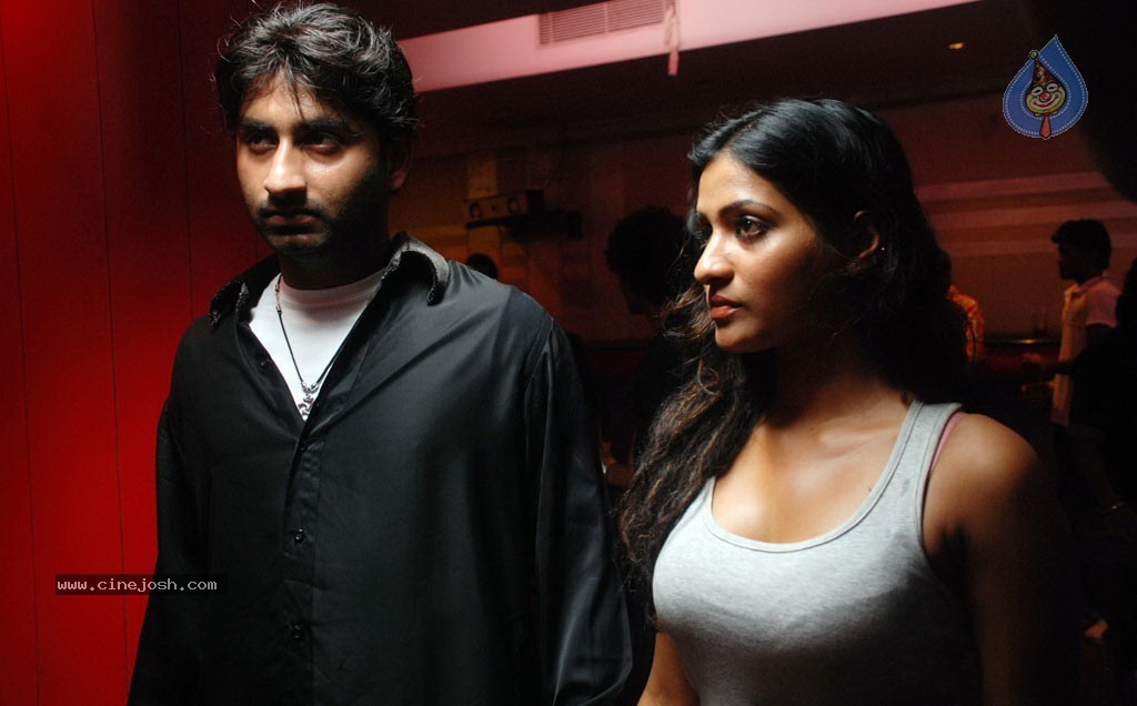 Kadhal Pisase Tamil Movie New Stills - 33 / 94 photos