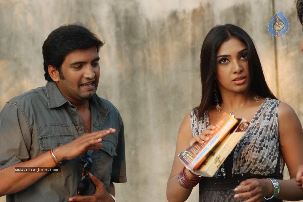 Kadhal Pisase Tamil Movie New Stills - 35 / 94 photos