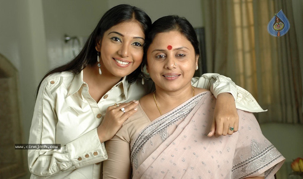 Kadhal Pisase Tamil Movie New Stills - 74 / 94 photos