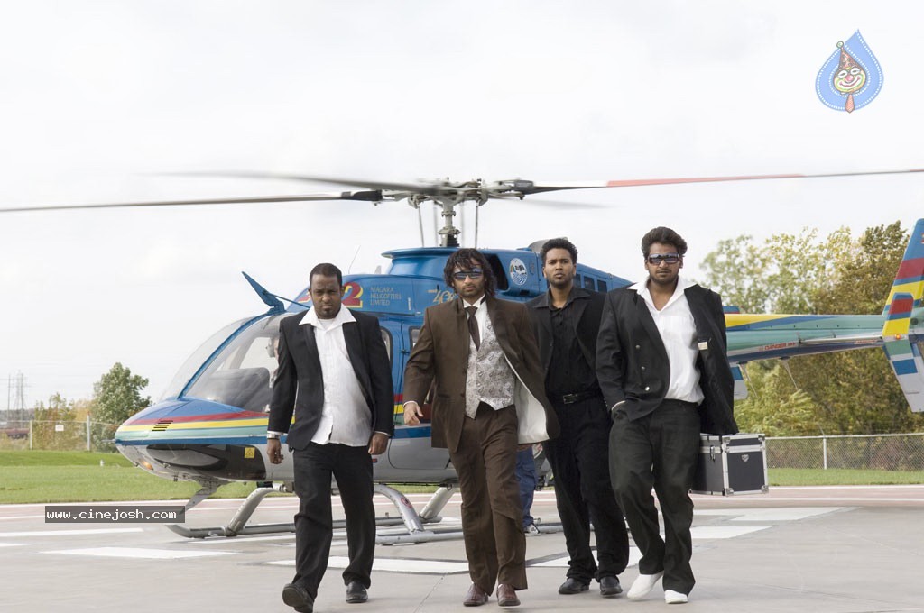Kadhal Pisase Tamil Movie New Stills - 81 / 94 photos