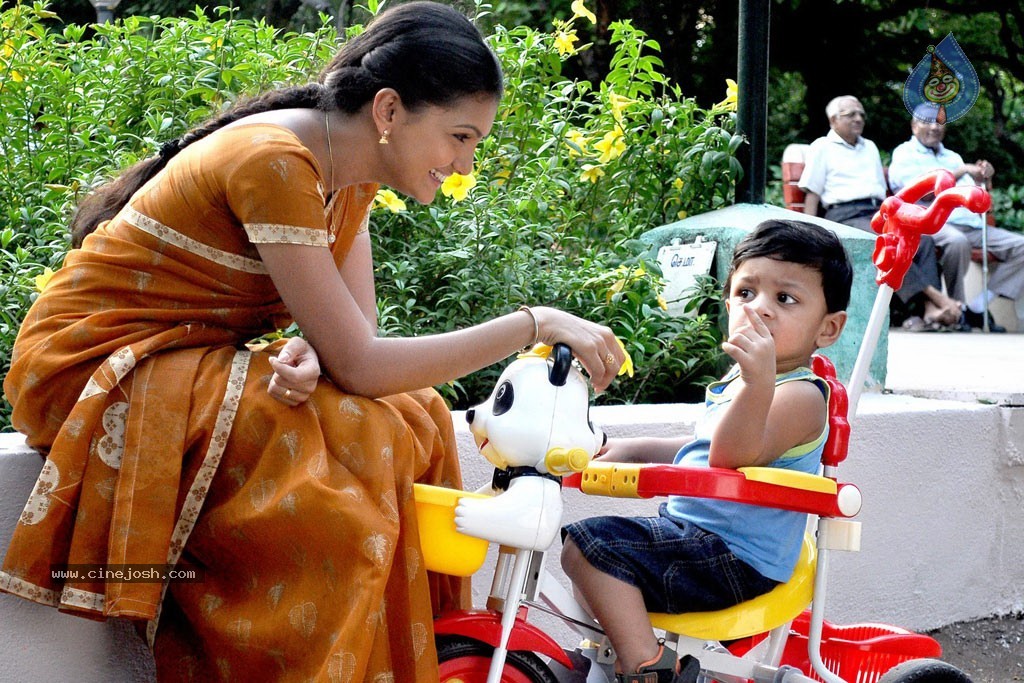 Kadhalai Thavira Veru Ondrum Illai Tamil Movie Stills - 15 / 47 photos