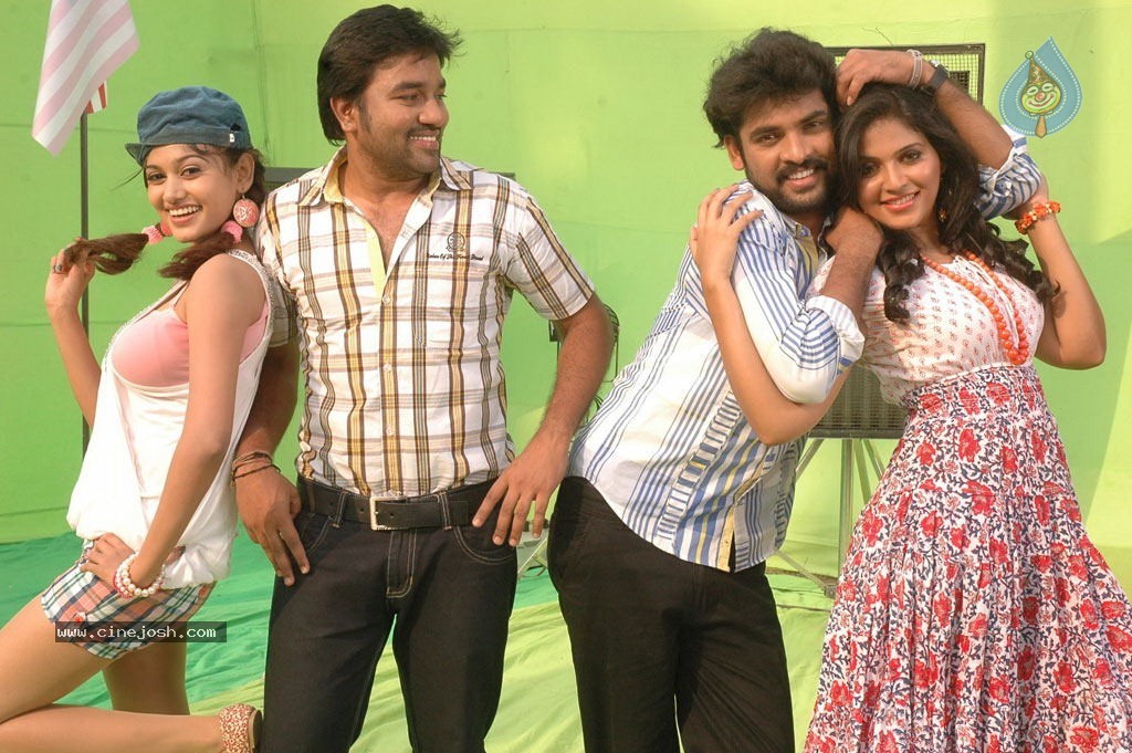 Kalakalappu Tamil Movie Stills. 