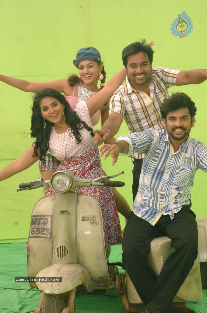 Kalakalappu Tamil Movie Stills - 15 / 42 photos