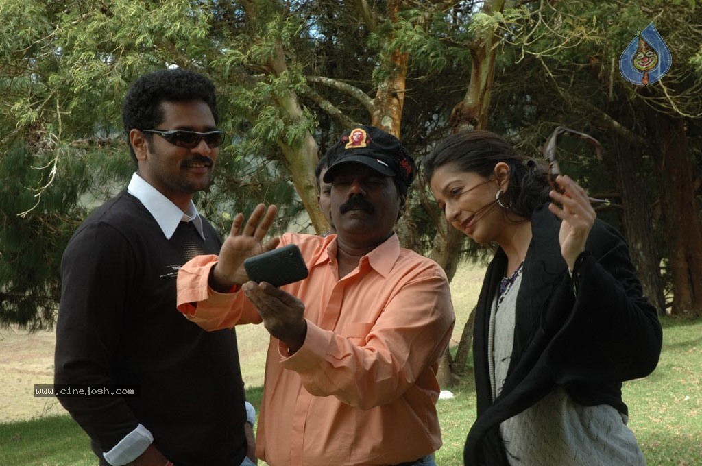 Kalavadiya Pozhuthugal Tamil Movie Stills - 25 / 30 photos
