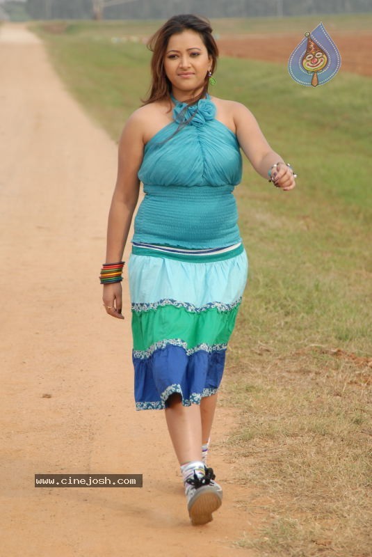 Kalavar King Movie Stills (Swetha Basu Prasad) - 8 / 50 photos