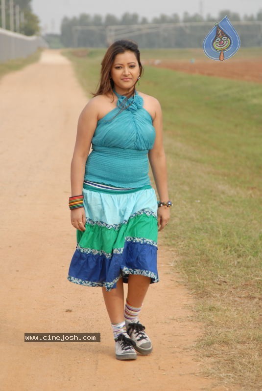 Kalavar King Movie Stills (Swetha Basu Prasad) - 28 / 50 photos