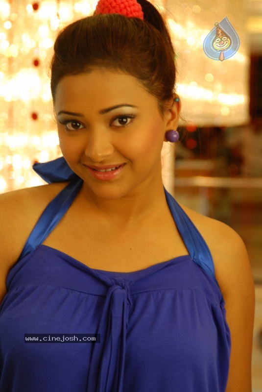 Kalavar King Movie Stills (Swetha Basu Prasad) - 46 / 50 photos