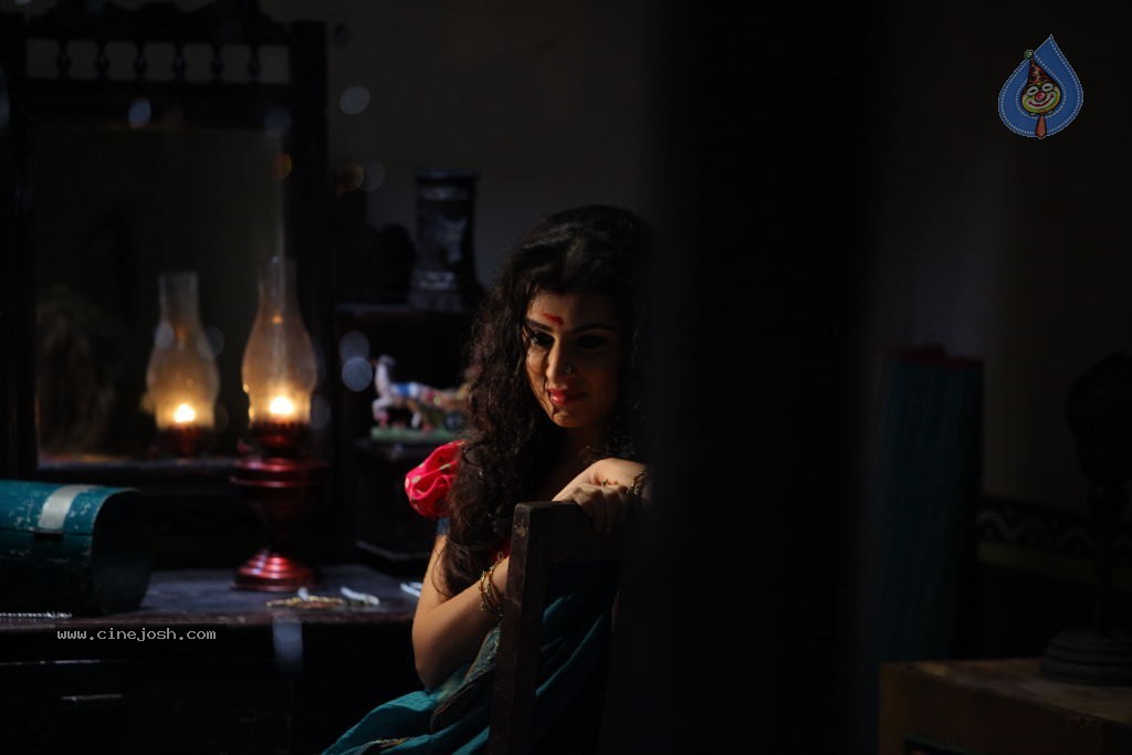 Kamalatho Naa Prayanam Hot Photos - 5 / 27 photos