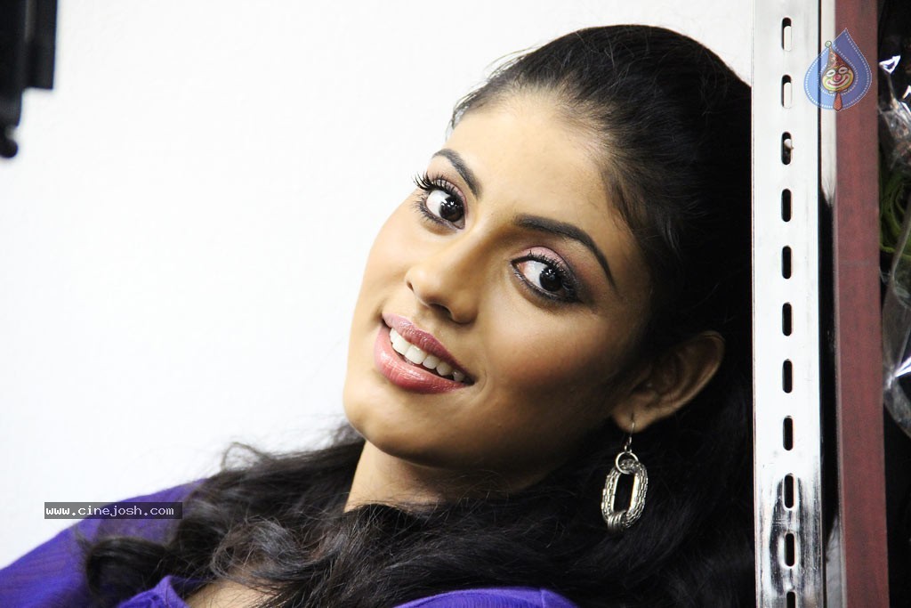 Kan Pesum Varthaigal Tamil Movie Stills - 31 / 43 photos
