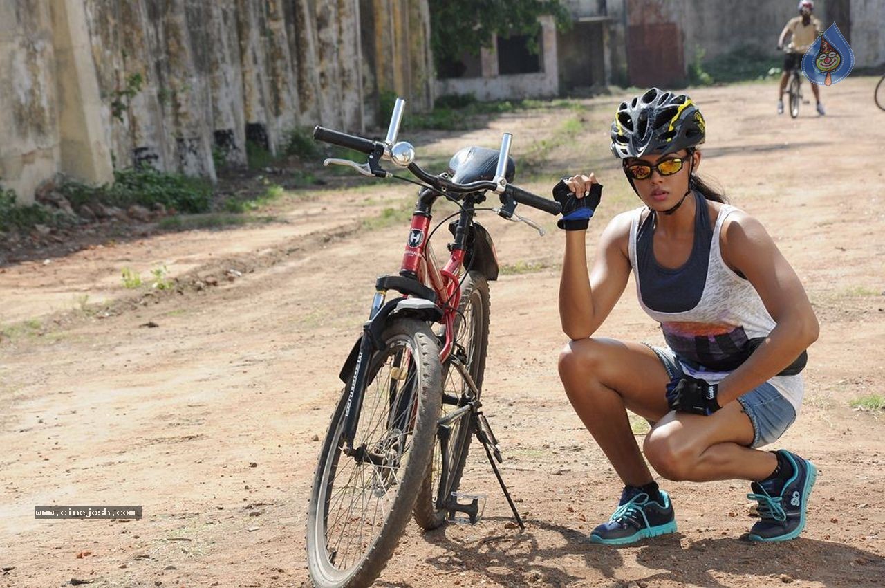 Karthika's Purampokku Engira Podhuvudamai Tamil Movie Photos - 34 / 157 photos