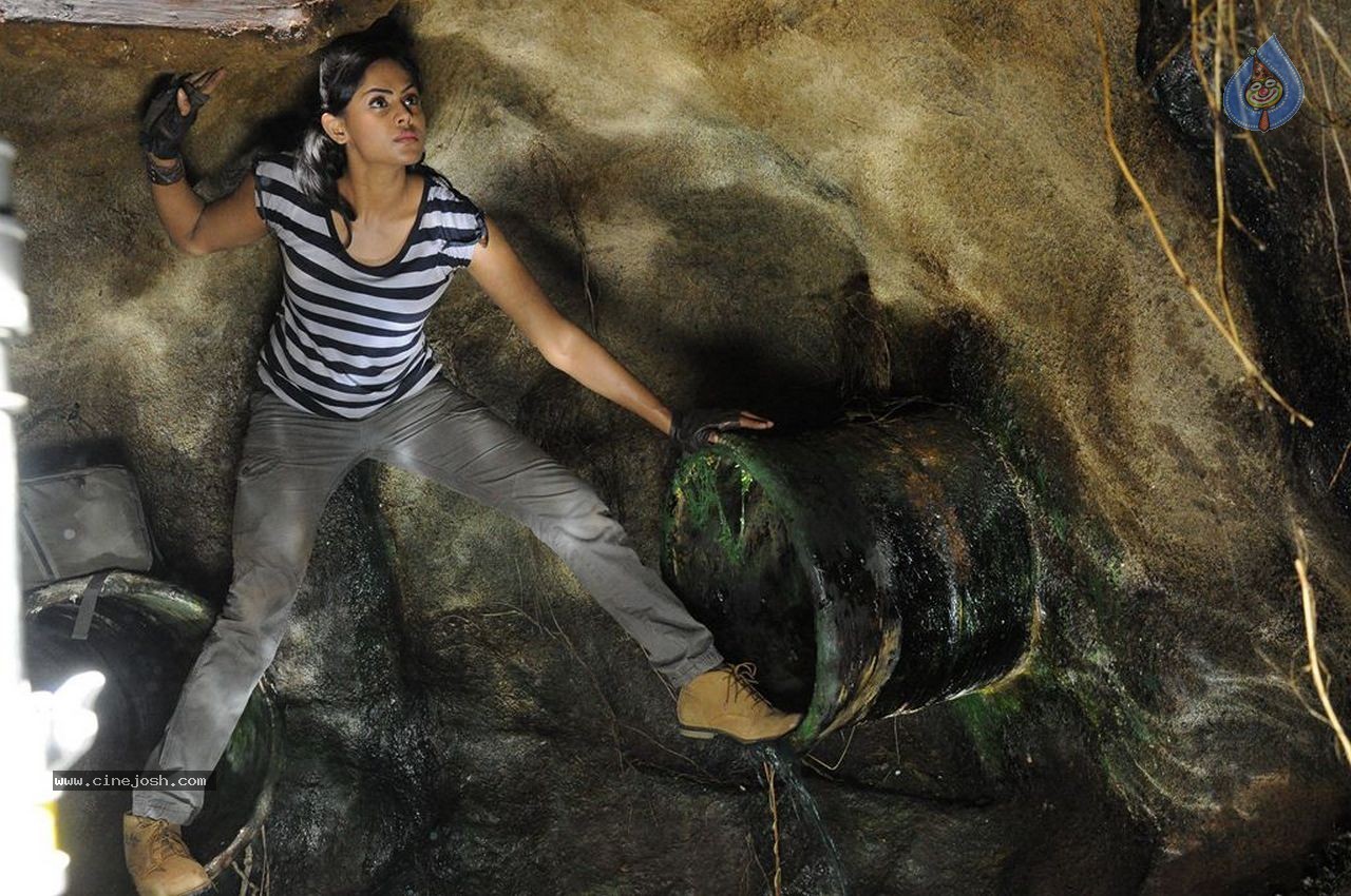 Karthika's Purampokku Engira Podhuvudamai Tamil Movie Photos - 36 / 157 photos