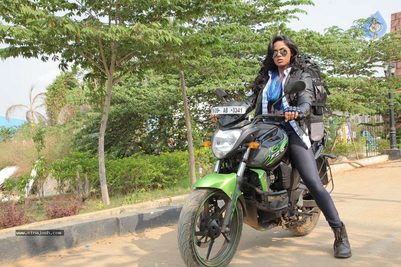 Karthika's Purampokku Engira Podhuvudamai Tamil Movie Photos - 87 / 157 photos