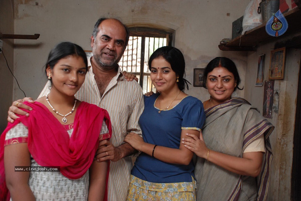 Karuvachi Tamil Movie Stills - 23 / 39 photos