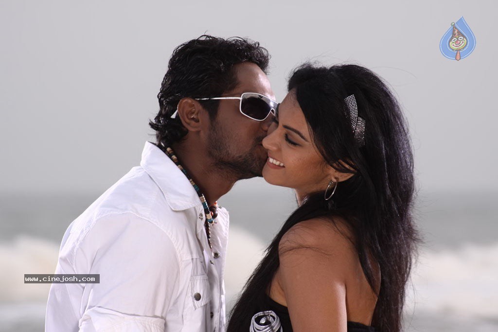 Kasethan Kadavulada Movie Stills - 47 / 49 photos