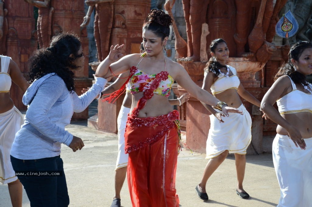 Kathanayaki Movie Hot Stills - 28 / 32 photos