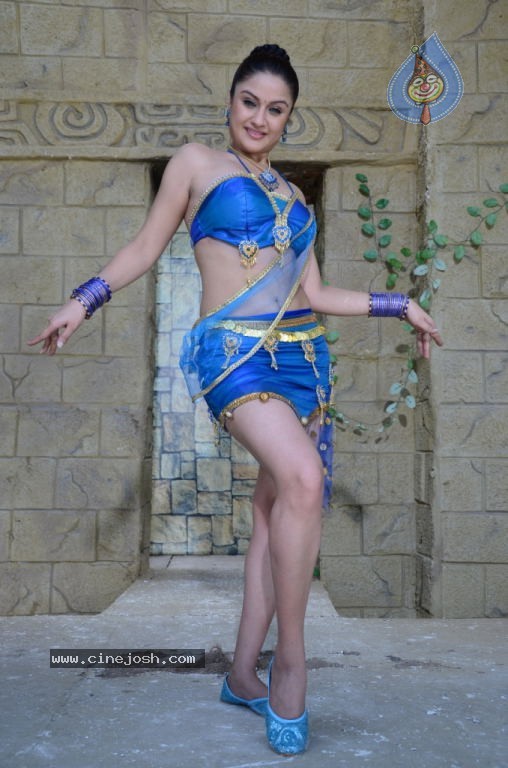 Kathanayaki Movie Hot Stills - 31 / 32 photos