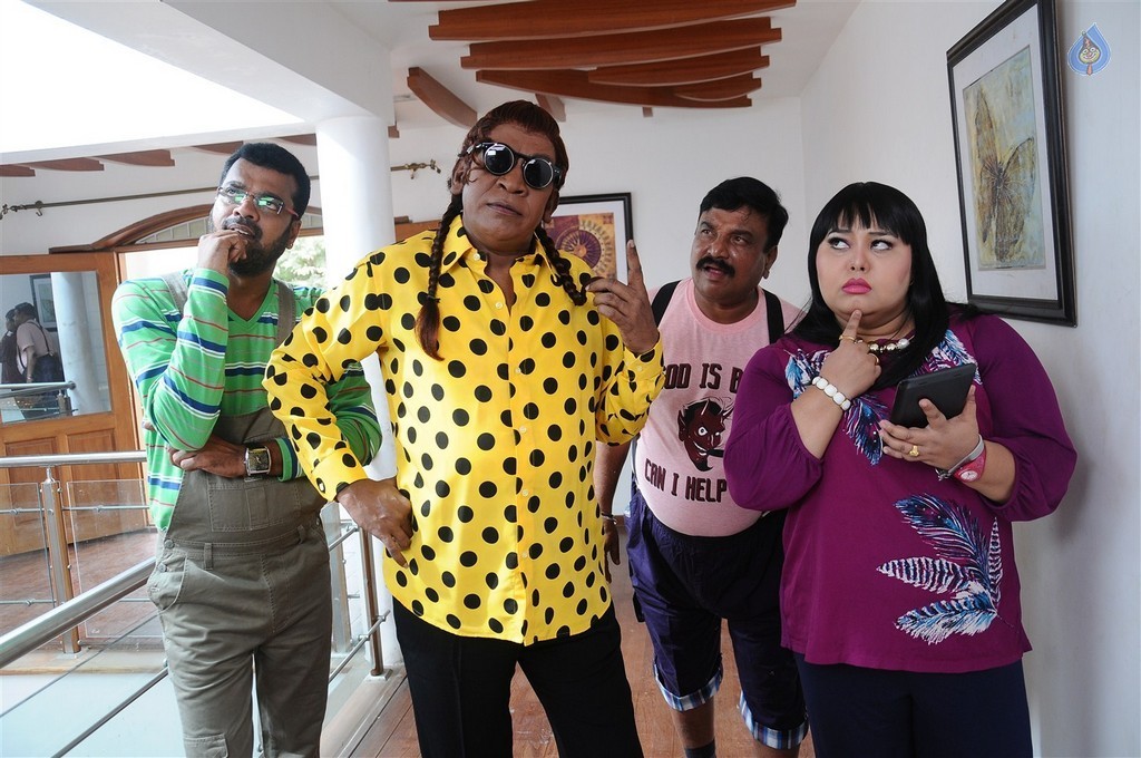 Kaththi Sandai Tamil Movie Pics - 29 / 35 photos