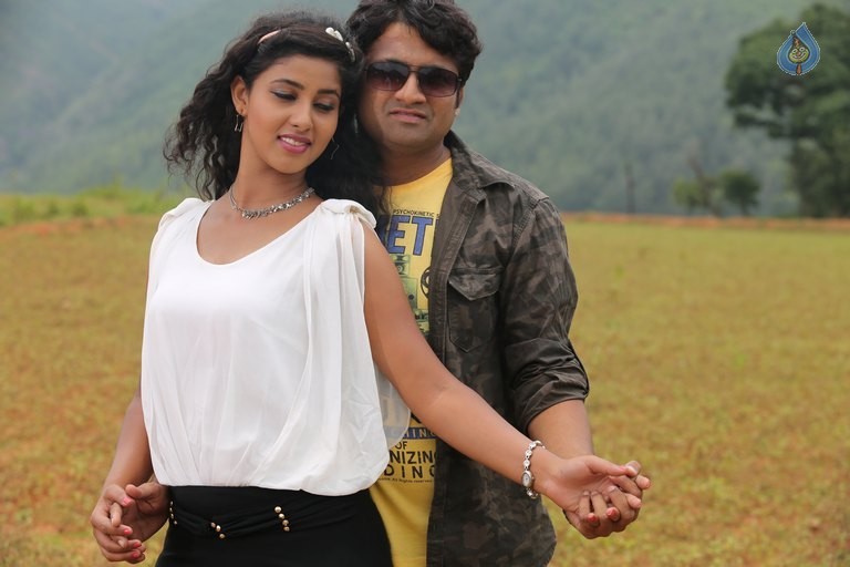 Katrina Karina Madhyalo Kamal Haasan Movie Photos - 7 / 10 photos