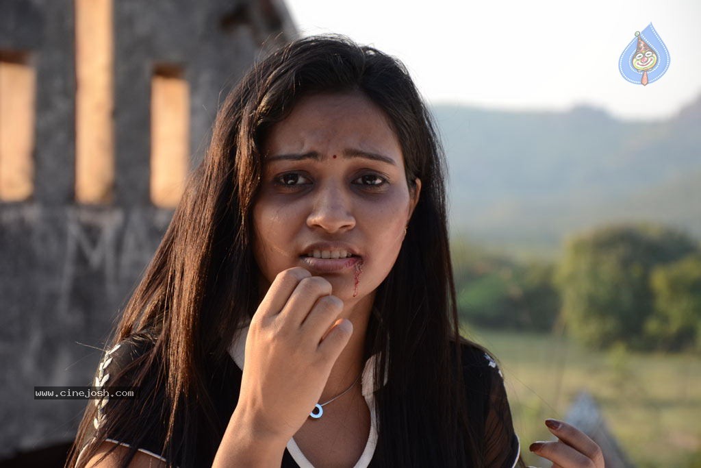 Kayavan Tamil Movie Hot Stills - 59 / 84 photos