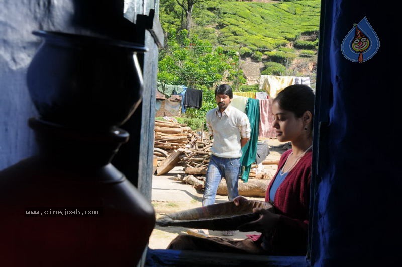 Kazhugu Tamil Movie Stills - 7 / 27 photos
