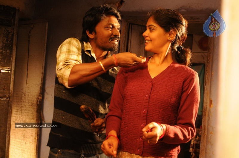 Kazhugu Tamil Movie Stills - 13 / 27 photos